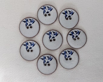 8 Bottoni in ceramica di medie dimensioni, 22 mm (7/8 pollici) di diametro, leggeri, lavabili, fatti a mano. Vintage tradizionale, design Willow Pattern.