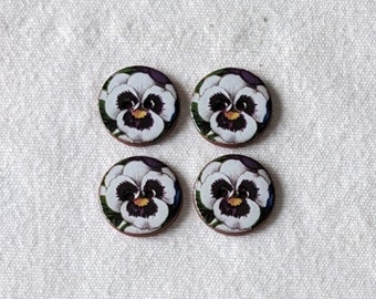 4 piccoli bottoni viola del pensiero in ceramica da 18 mm (poco meno di 3/4 pollici), fatti a mano, lavabili, leggeri. Fatto a mano nel Regno Unito