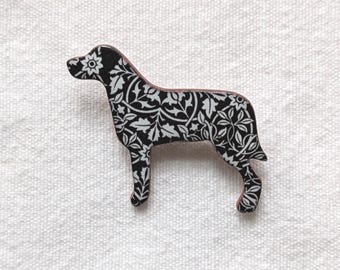 Spilla a forma di cane di William Morris: un regalo artigianale in ceramica dal design classico.