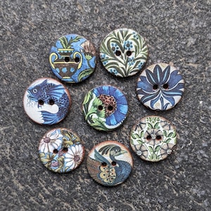 Juego de 8 botones de cerámica. Diseños de William De Morgan: redondos medianos de 22 mm (7/8 pulgadas), ligeros y lavables. Hechos a mano en Cornualles, Reino Unido.