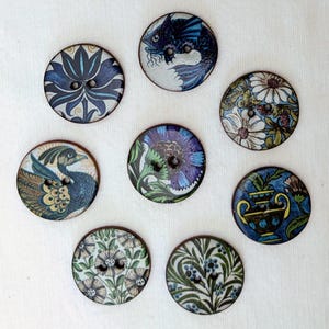 Set van 8 William De Morgan ontwerpt grote ronde handgemaakte, wasbare, keramische knopen van 27 mm (één inch). Handgemaakt in Cornwall, Verenigd Koninkrijk.
