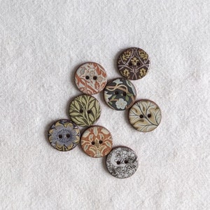 Set med 8 William Morris keramiska knappar, 18 mm, (3/4”) handgjorda, tvättbara sömnadsknappar