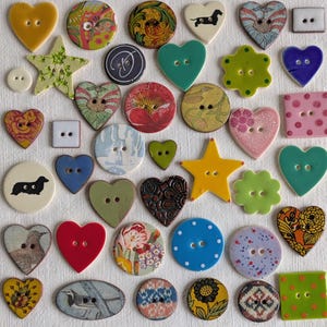 40 bottoni in ceramica, fatti a mano, lavabili, leggeri, dall'aspetto vintage. Pezzi imperfetti, per progetti artigianali.