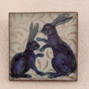 William De Morgan, diseño de mosaico, broche de cerámica de 35 mm hecho a mano, joyería William De Morgan.