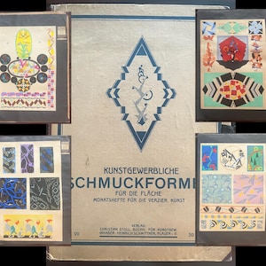 Op de afbeelding: Een verzameling vintage kunstprints met geometrische en abstracte ontwerpen in verschillende kleuren. De prints zijn ingelijst en samen tentoongesteld, met een centrale omslag met Duitse tekst. Het kunstwerk toont Art Deco en Bauhaus invloeden.