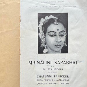 Può includere: Fotografia in bianco e nero di Mrinalini Sarabhai, ballerina, con trucco e gioielli elaborati. L'immagine è tratta da un programma per Ballets Hindous, con nomi di ballerini e testo in francese.