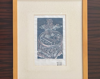 Linograbado original de Tzeni Markaki, 2004 – Edición limitada firmada 20/24 – Naturaleza muerta griega “Trapecio” (lámina enmarcada)