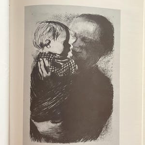 Może przedstawiać: Czarno-biały rysunek tuszem na stronie książki zatytułowany 31. Μάνα και παιδί, 1910 Mother and child, 1910. Ilustracja przedstawia osobę trzymającą małe dziecko, wykonaną za pomocą wyrazistych, ciemnych kresek tworzących głębokie cienie.