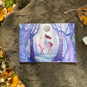 Carte postale forêt magique, fille et cerf sous la pleine lune