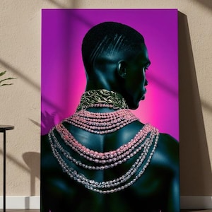 Puede incluir: Impresión en lienzo que muestra la espalda y los hombros de una persona, adornada con collares en capas. Los collares incluyen hilos de cuentas rosas y plateadas, y un collar dorado. El fondo es un vibrante degradado de morado y rosa.