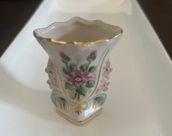 Weisley China, hand painted miniature flower vase. Beautiful details, golden crown. Good condition.