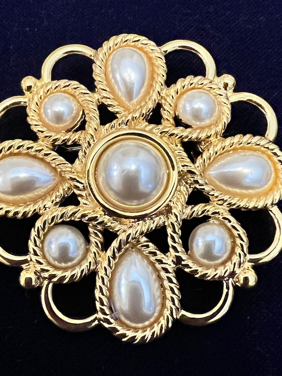 Vintage Napier Faux pearl in gold brooch. 2 inche… - image 1