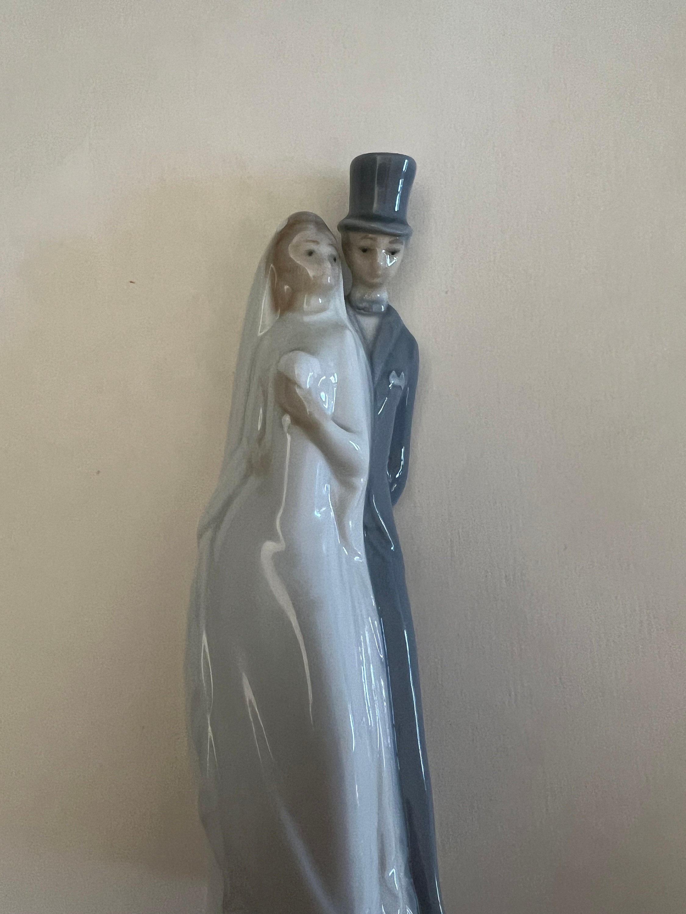 Nao by Lladro Vintage Cake Topper. Groom and Bride. Excellent Condition Nao by Lladro Vintage Cake Topper. Groom and Bride. Excellent Condition