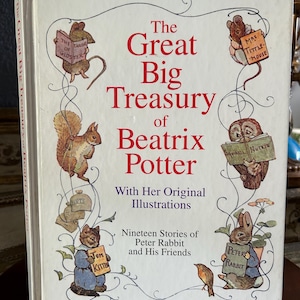 Peut inclure: Un livre à couverture rigide intitulé "The Great Big Treasury of Beatrix Potter" avec des illustrations d'animaux. La couverture présente le titre en rouge, avec des images d'un écureuil, d'un chat, d'un lapin et d'autres personnages.