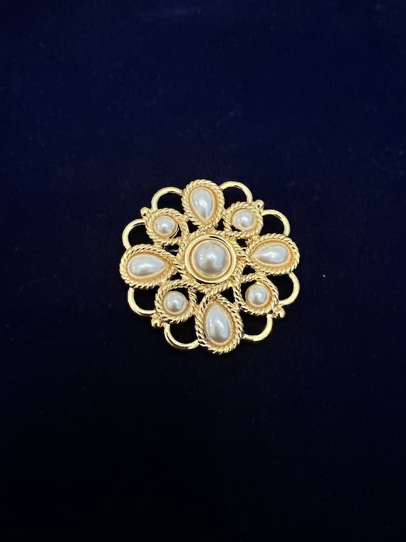 Vintage Napier Faux pearl in gold brooch. 2 inche… - image 2