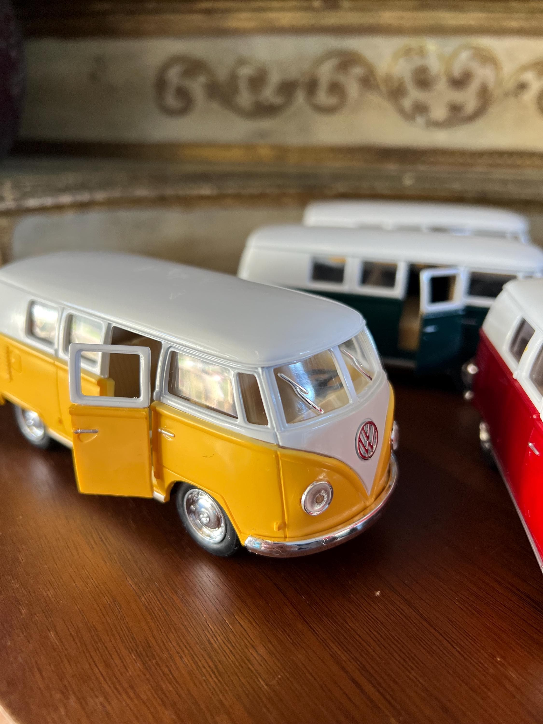 Vintage Kinsmart 1962 Volkswagen Classic Bus Windup, Model