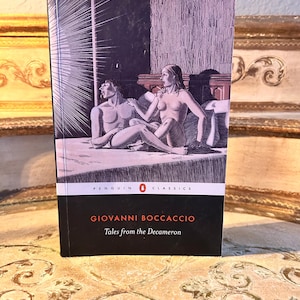 Może przedstawiać: Wydanie Penguin Classics "Opowieści z Dekameronu" Giovanniego Boccaccia. Okładka książki przedstawia czarno-białą ilustrację dwóch nagich postaci. Tytuł i nazwisko autora są w białym tekście na czarnym tle.