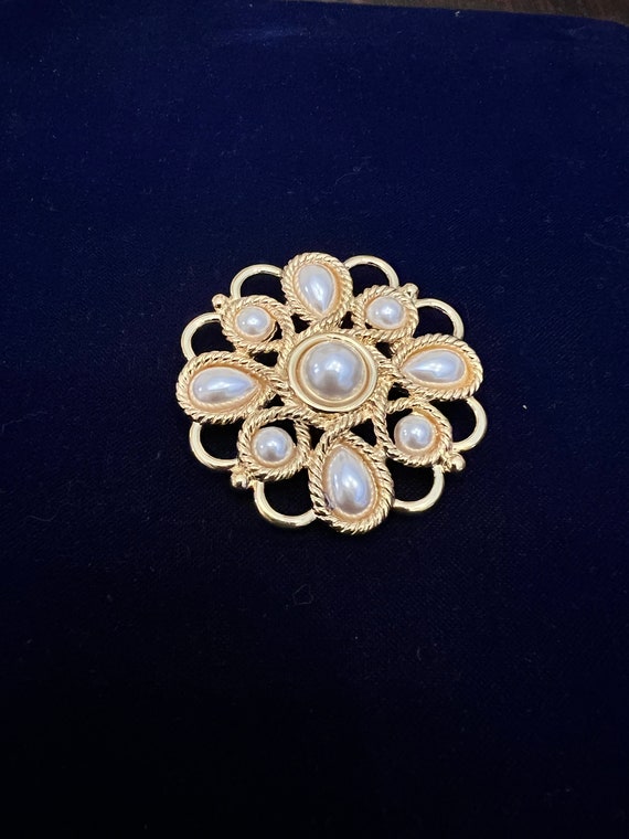 Vintage Napier Faux pearl in gold brooch. 2 inche… - image 3