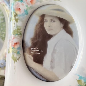 Vintage, Porcelain Floral, Oval Picture frame. 9.25x7.25&quot; (frame) 5x7&quot; picture opening. Glass cover. Made in Taiwan.