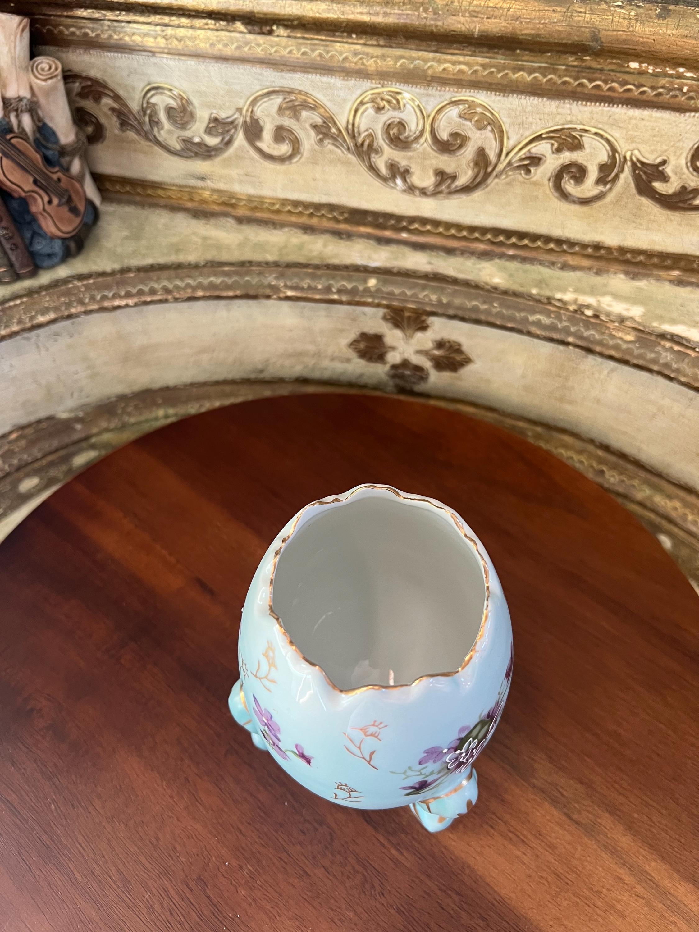 〔Final Price〕フランスアンティーク｜卵の上のプットー Vintage Hand Painted Porcelain Egg, Light Blue With Purple Flowers