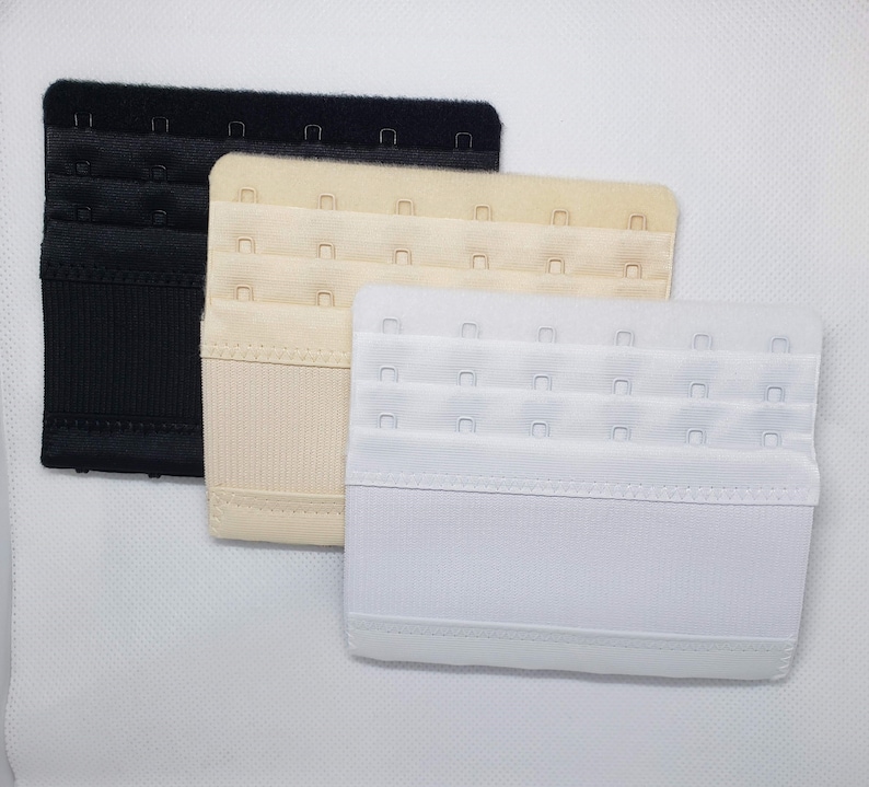 Peut inclure: Trois rallonges de soutien-gorge en noir, beige et blanc. Chaque rallonge comporte trois rang&eacute;es de fermetures &agrave; crochet et &agrave; &oelig;illet pour un ajustement de la taille. Les rallonges sont en tissu doux.