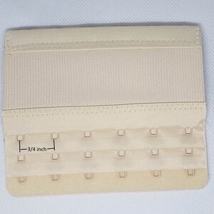 Peut inclure: Extension de soutien-gorge beige avec trois rang&eacute;es de fermetures &agrave; crochet et &oelig;illet. L'extension mesure 1,9 cm de large. La partie sup&eacute;rieure est en tissu textur&eacute;, et le bas est doux et flou.