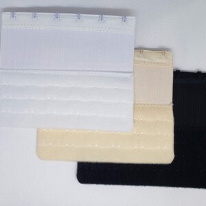 Peut inclure: Trois extensions de soutien-gorge en blanc, beige et noir. Chaque extension comporte une fermeture &agrave; crochet et &oelig;illet et une s&eacute;rie de crochets. Les extensions sont en tissu doux et textur&eacute;.