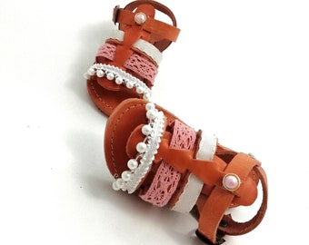 De meisjesschoenen van de doop, Lichtroze sandalen, Sandalen voor peuters, Bruine leerschoenen, De meisjesgift van het meisje van de baby, De schoenen van Kinderen, Leuke hermessandalenbaby