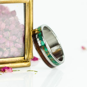 Titan - Etimoe Holz - Malachit & Braas Staub - Ring, Holzring, Ehering, Jahrestag, Geschenk, Titan