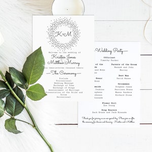 Könnte beinhalten: Ein Programm für eine Hochzeitszeremonie in Schwarzweiß. Das Programm enthält die Namen des Brautpaares, Kristen Jones und Matthew Murray, sowie die Hochzeitsgesellschaft. Das Programm enthält auch die Reihenfolge der Zeremonie.