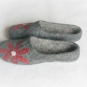 Women felt slippers Felt slippers Women slippers Women clogs Wool clogs Hausschue Flower slippers image 4