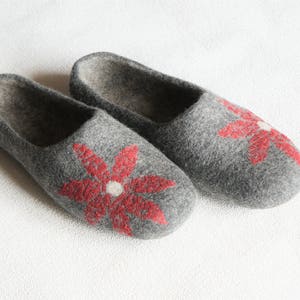 Women felt slippers Felt slippers Women slippers Women clogs Wool clogs Hausschue Flower slippers image 3