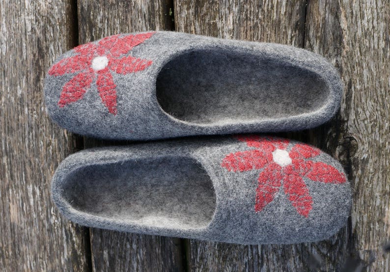 Women felt slippers Felt slippers Women slippers Women clogs Wool clogs Hausschue Flower slippers image 2