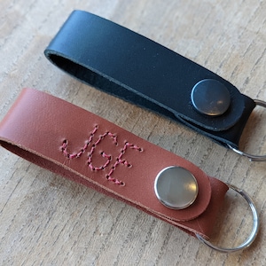 Personalisierter Schlüsselanhänger aus Leder mit Gürtelschlaufe - handgestickte Initialen