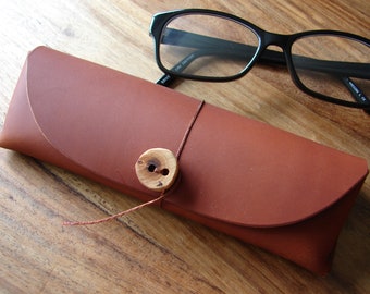 Etui à lunettes en cuir - marron avec bouton en bois