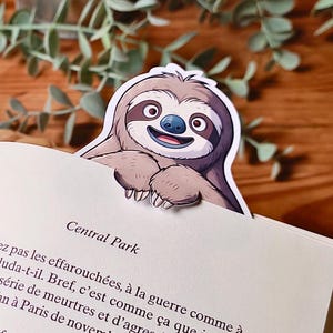 Segnalibro Bradipo Divertente – Regalo Carino per Amanti dei Libri, Accessorio Lettura Animale, Fatto a Mano in Francia, Design Illustrato