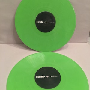 Può includere: Due dischi in vinile verde brillante con etichette nere che recitano "serato" in bianco.