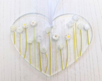 Fused Glass White Flower Heart Hanger, Daisy Floral Suncatcher Window Hanging Decor, Garden Outdoor Easter Remembrance Gifts, New Home Gift