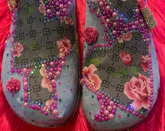 Kunstleder und Denim verzierte Clogs