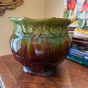 Majolica like cache pot jardiniere