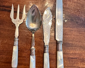 Conjunto antiguo de 4 tenedor de pan de nácar no coincidente, cuchillo, cuchillo de mantequilla