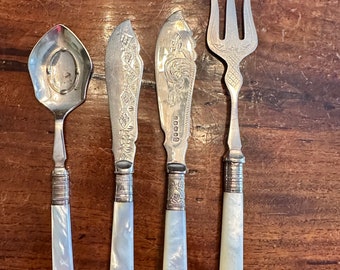 Conjunto antiguo de 4 tenedores de pan de nácar no coincidentes, cuchara de mermelada, cuchillos de mantequilla