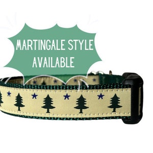 Könnte beinhalten: Ein beigefarbenes Hundehalsband mit grünem Rand und einem sich wiederholenden Muster aus grünen Tannenbäumen und blauen Sternen. Der Text "MARTINGALE STYLE AVAILABLE" befindet sich in einer grünen Sprechblase über dem Halsband.