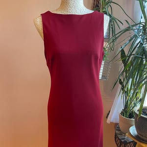 Donkerrode mouwloze minimalistische midi-kokerjurk, maat medium