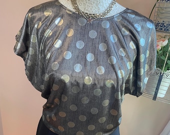 Vintage top uit de jaren 80 met zwarte en zilveren stippenprint en wijdvallende mouwen, maat M