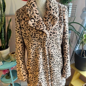 y2k Guess Fun jack van imitatiebont en luipaardprint, lichtroze en zwarte kleurstelling maat s