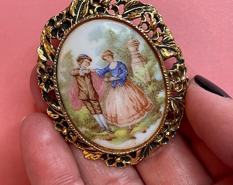 Antike goldfarbene Porzellan Cameo 'Werbeszene' Fragonard Brosche Anstecknadel