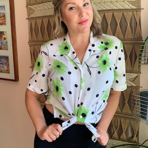 Blusa de manga corta 'Tanjay' con estampado de margaritas verde lima de lunares de los años 90 (talla M)