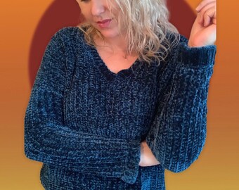 Vintage 1990’s Blue Chunky Knit Boucle V-Neck Sweater Size Large