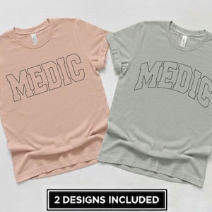 Puede incluir: Una taza de cerámica blanca con un asa negra y el texto "But First, Coffee" en negro y negrita. La taza está sobre una superficie blanca. La taza mide aproximadamente 10 cm de alto.